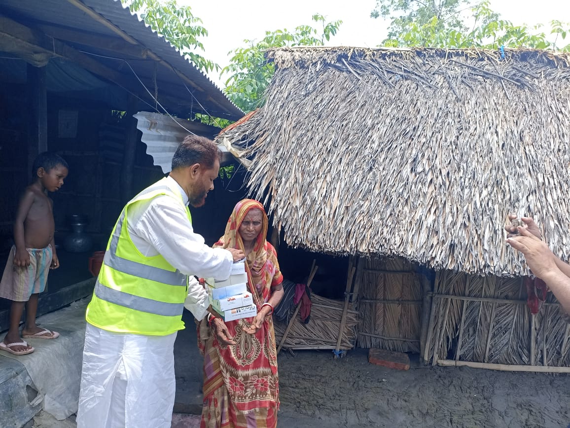 কোহিনুর সরদারমোংলায় ঘূর্ণিঝড়ে ক্ষতিগ্রস্থদের পাশে কোহিনুর সরদার