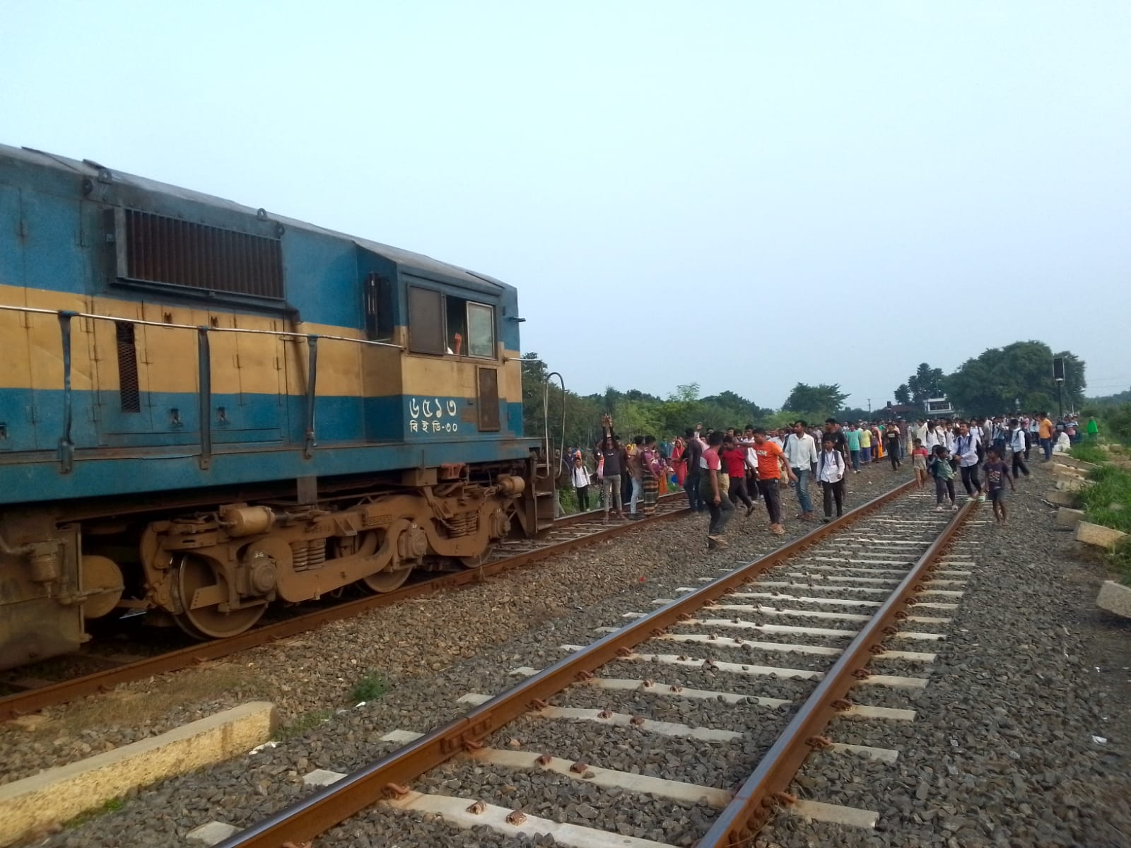 লালপুরে রেলের উপরে রাস্তা, উত্তেজনা 