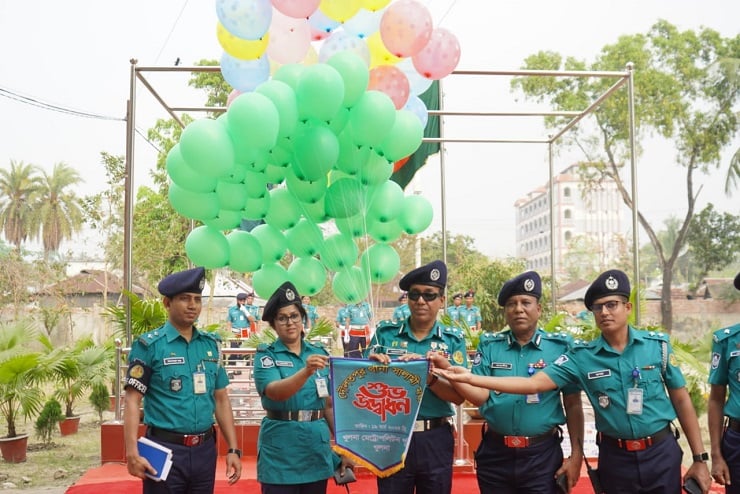  কেএমপির দৌলতপুর থানার সালামী মঞ্চের উদ্বোধন