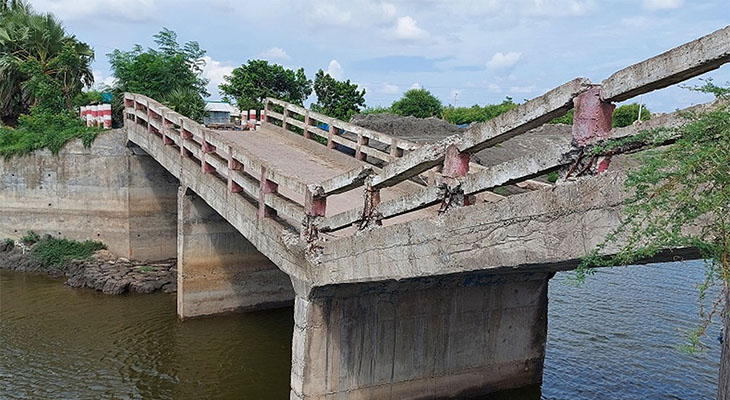 এক বছরেও  সংস্কার হয়নি সেতু